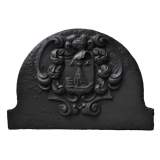 Красивая старинная каминная плита, украшенная гербами Парижа.