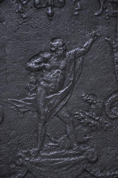 Каминная плита 19 века, украшенная мужским персонажем «в греческом стиле».-1
