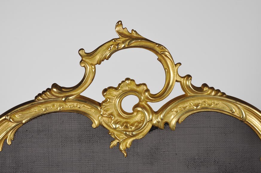 Старинный защитный экран камина в стиле Людовика XV, изготовленный из позолоченной бронзы, украшенный Аллегорией Зимы.-2
