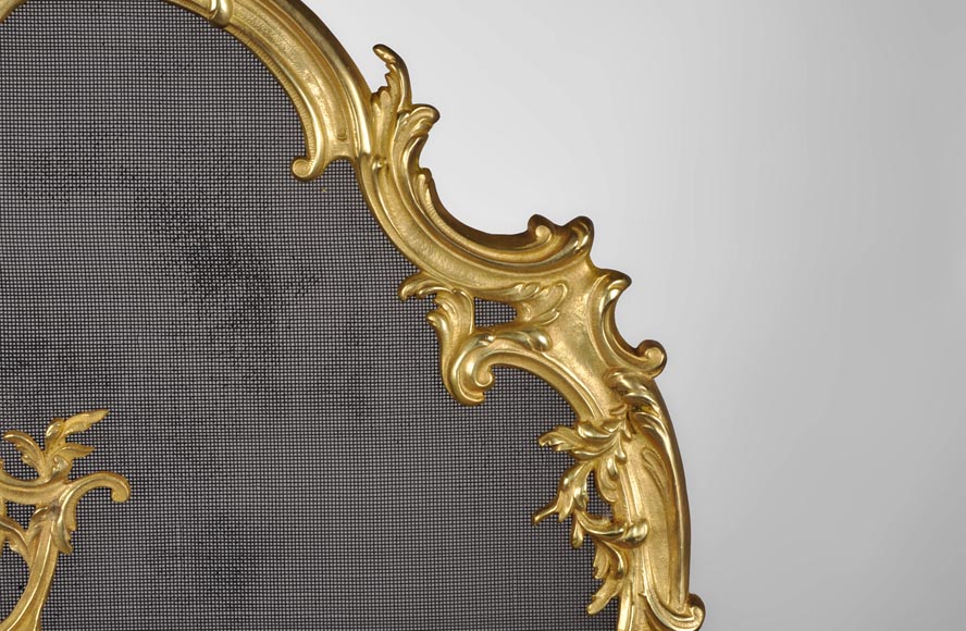 Старинный защитный экран камина в стиле Людовика XV, изготовленный из позолоченной бронзы, украшенный Аллегорией Зимы.-6