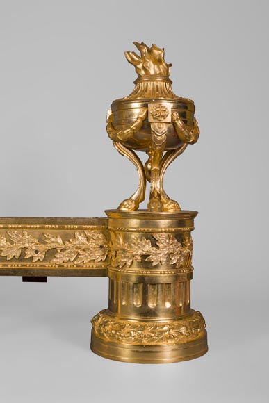 Пара старинных дровниц из позолоченной бронзы в стиле Людовика XVI, украшенных вазами с языками пламени.-1