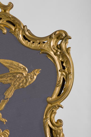 Старинный защитный экран камина в стиле Людовика XV из позолоченной бронзы, украшенный птицами и музыкальными атрибутами.-5