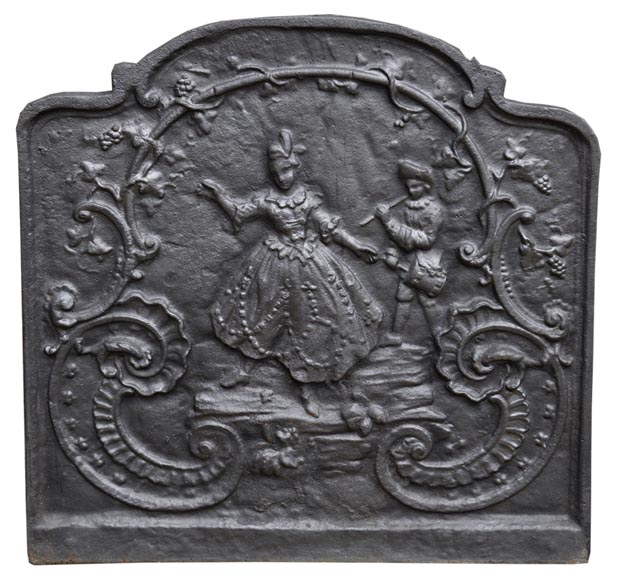 Каминная плита в стиле Людовика XV, украшенная танцующей дамой и музыкантом.-0