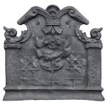 Старинная каминная плита, украшенная гербом с мечом и двумя звездами, двумя ионическими пилястрами и мотивом закрученного куска кожи, конец 17 века.