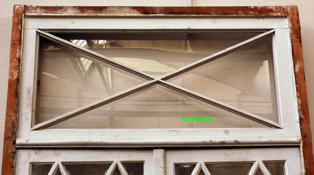 Деревянное  окно с витражами эпохи Реставрации.-8