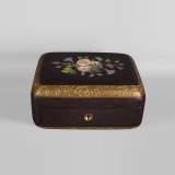 Жюльен-Николя РИВАР (1802-1867) – Шкатулка для драгоценностей, отделанная кожей, украшенная маркетри из фарфора