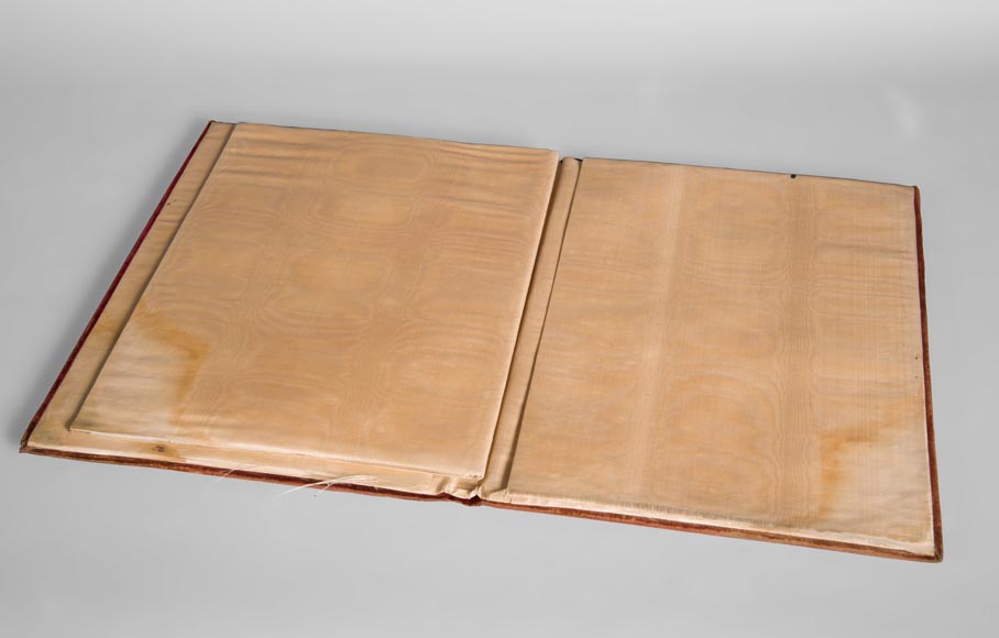 Жюльен-Николя РИВАР (1802-1867) – Папка для документов из бархата украшенная маркетри из фарфора в виде колокольчиков-1