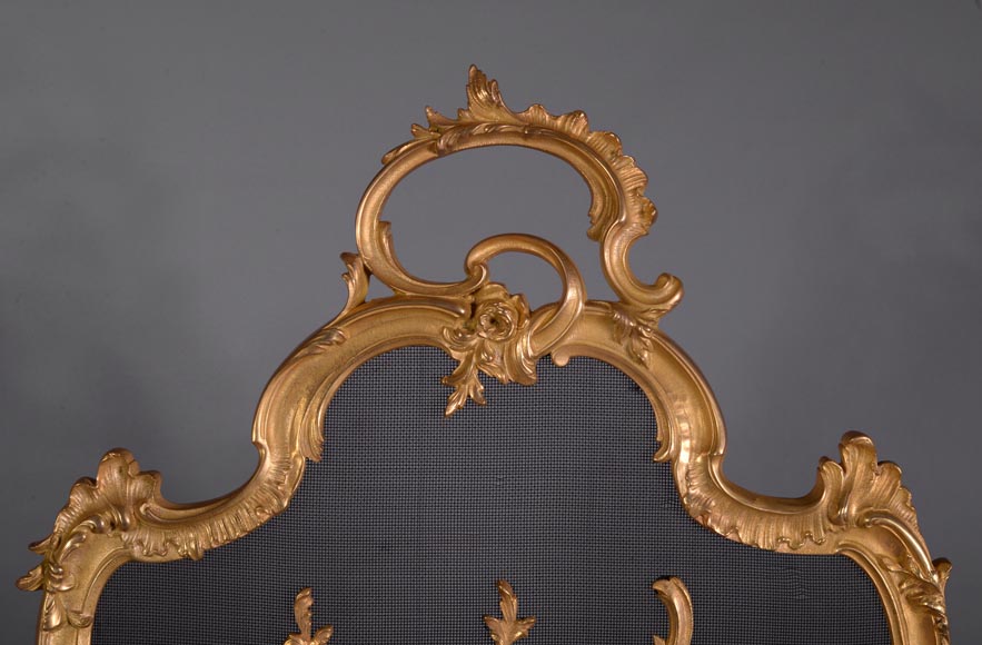Красивый старинный защитный экран камина в стиле Людовика XV из позолоченной бронзы.-1