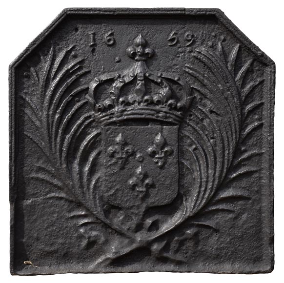 Старинная каминная плита, украшенная гербами Франции, датированная 1659 годом.-0