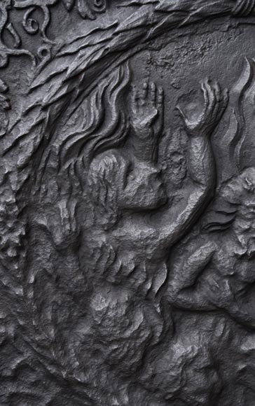 Старинная каминная плита, украшенная сценой, представляющей Проклятых горящих в Аду.-2