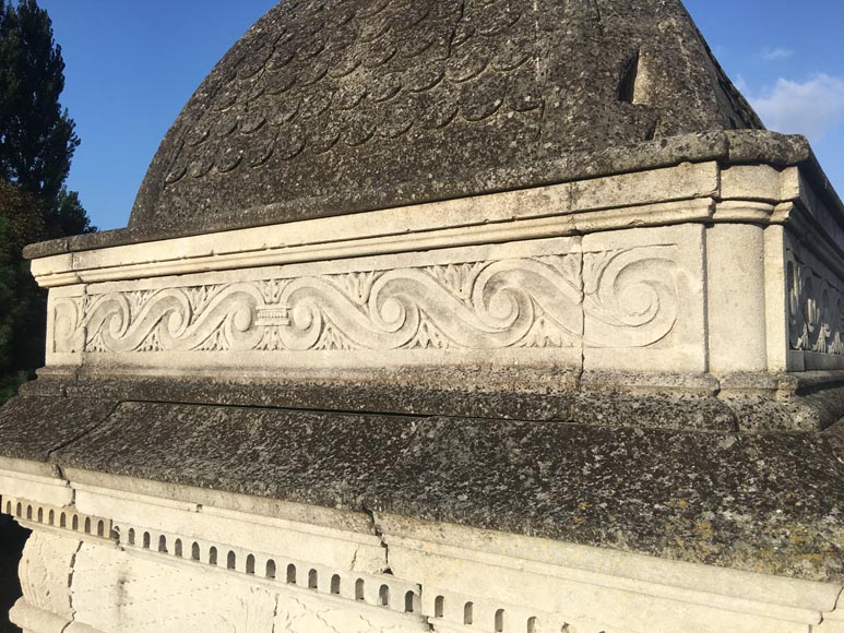 Большой купол каменного фонтана изготовленный по модели фонтана замка Чёрного Принца, недалеко от Бордо.-3