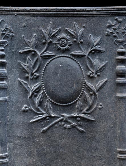 Большая старинная каминная плита в стиле Людовика XVI, украшенная Геркулесовыми столбами и лавровыми ветвями.-1