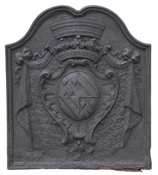 Красивая старинная каминная плита, украшенная гербами семьи Фиот, 18 век.-0