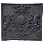 Красивая старинная каминная плита, украшенная гербами семьи Жаннон, 18 век.