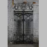 Старинная дверь в стиле Ар Деко, изготовленная из кованого железа, украшенная корзиной с фруктами, 1930 годы.