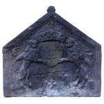 Старинная каминная плита, украшенная гербами Франции и львами, 17 век.