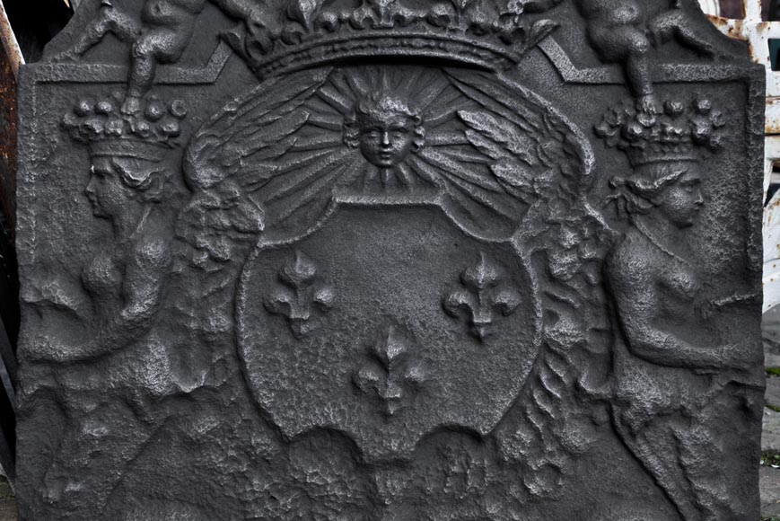 Старинная каминная плита, украшенная гербами Франции и пышными орнаментами с Купидонами, 17 век.-1