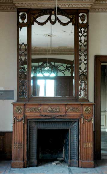 Дубовый камин с элементами из стюка, входящий в состав деревянного ансамбля декора комнаты.-1