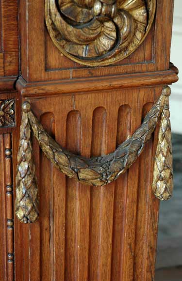 Дубовый камин с элементами из стюка, входящий в состав деревянного ансамбля декора комнаты.-4