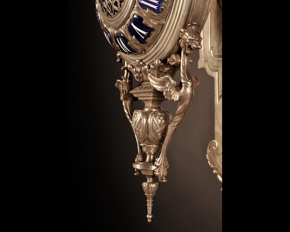 ЛЕОН МАРШАН (МАСТЕР ПО БРОНЗЕ) ФРЕДЕРИК-ЭЖЕН ПИА (1827-1903, СКУЛЬПТОР) Элегантные настенные часы из посеребрённой бронзы и эмали в неоготическом стиле-2