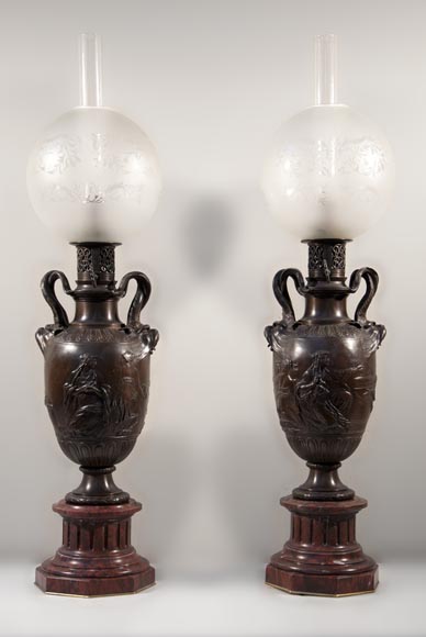 Фердинанд БАРБЕДИННИ – Пара ламп в Нео-Классическом стиле по модели Клодиона, изготовленных из бронзы с коричневой патиной.-0