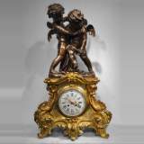 Дом МАРКИ ЛАНГЕРО – «Два Амура дерутся за сердце», Большие часы из позолоченной бронзы и Амуры из бронзы с коричневой патиной.