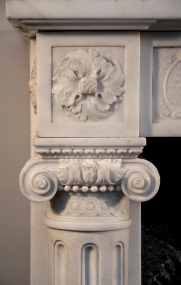 Исключительный старинный камин в стиле Людовика XVI с колоннами, изготовленный из скульптурного каррарского мрамора.-4