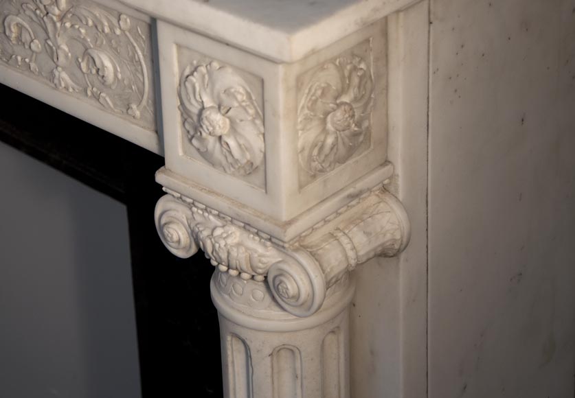 Исключительный старинный камин в стиле Людовика XVI с колоннами, изготовленный из скульптурного каррарского мрамора.-9