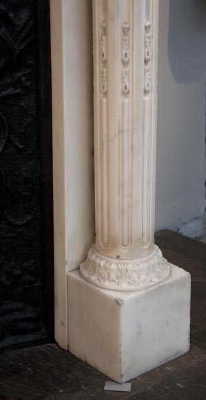 Исключительный старинный камин в стиле Людовика XVI с колоннами, изготовленный из скульптурного каррарского мрамора.-10