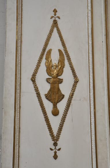 Старинная двустворчатая дверь, изготовленная из крашенного и позолоченного дуба, украшенная изображениями крылатой богини Виктории и зеркалами.-1
