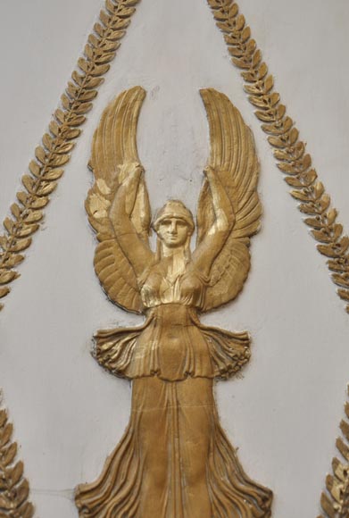 Старинная двустворчатая дверь, изготовленная из крашенного и позолоченного дуба, украшенная изображениями крылатой богини Виктории и зеркалами.-2