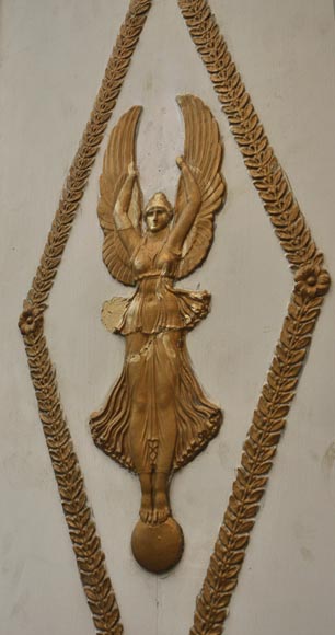 Старинная двустворчатая дверь, изготовленная из крашенного и позолоченного дуба, украшенная изображениями крылатой богини Виктории и зеркалами.-4
