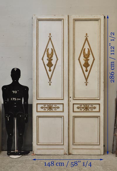 Старинная двустворчатая дверь, изготовленная из крашенного и позолоченного дуба, украшенная изображениями крылатой богини Виктории и зеркалами.-10