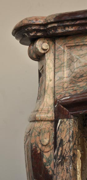 Старинный камин в стиле Людовика XV, изготовленный из полосатого мрамора Кампан.-4