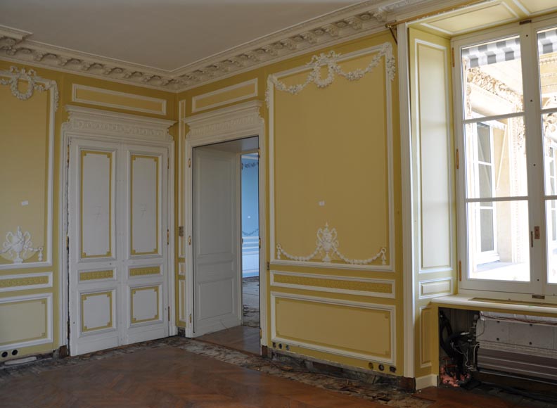 Великолепная деревянная комната в стиле Людовика XVI, ранее находившаяся во дворце Криллон в Париже. -8
