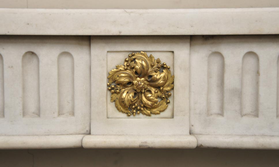 Старинный камин эпохи Людовика XVI, изготовленный из белого мрамора Сивекс и позолоченной бронзы.-1