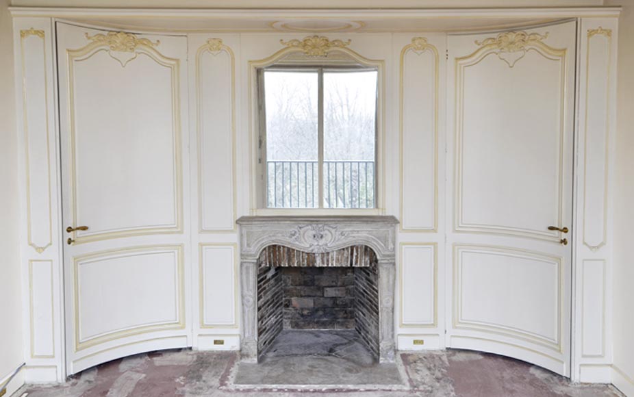 Часть деревянной отделки комнаты в стиле Людовика XV с каменным камином 18 века.-0