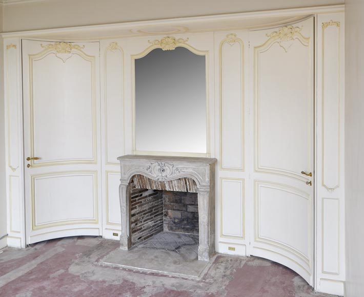 Часть деревянной отделки комнаты в стиле Людовика XV с каменным камином 18 века.-1