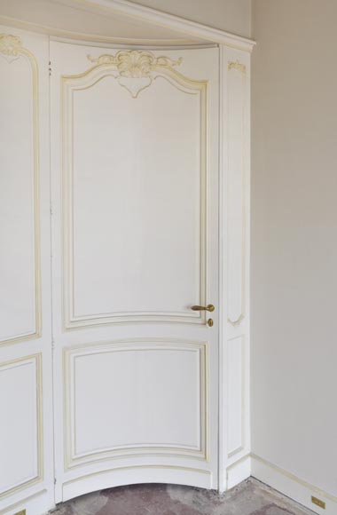 Часть деревянной отделки комнаты в стиле Людовика XV с каменным камином 18 века.-5