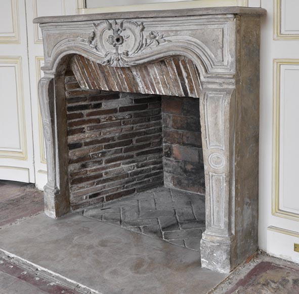Часть деревянной отделки комнаты в стиле Людовика XV с каменным камином 18 века.-18