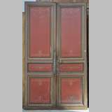 Старинная двустворчатая дверь, украшенная расписными цветочными мотивами.