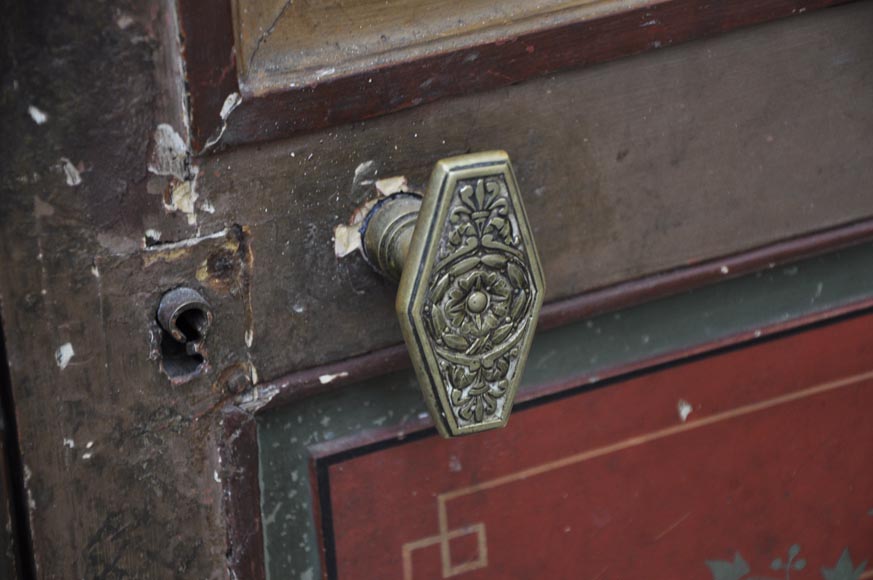 Старинная двустворчатая дверь, украшенная расписными цветочными мотивами.-6