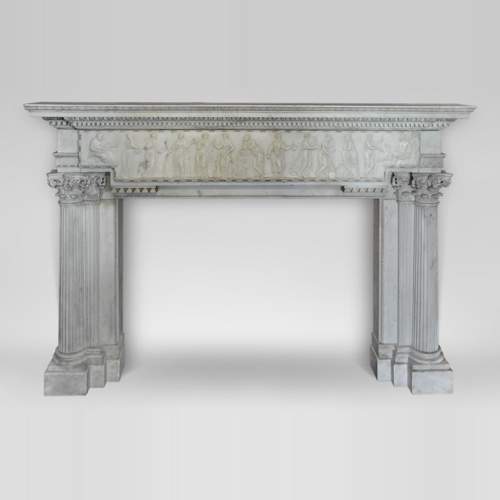 Великолепный камин из скульптурного мрамора конца 18 века, украшенный фризом, представляющим персонажей из «Саркофага Муз» из Музея Лувра.