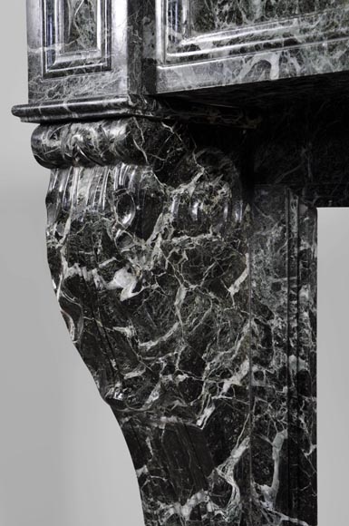 Старинный камин в стиле Наполеона III, изготовленный из мрамора Вер де Мер, украшенный львиными лапами.-4