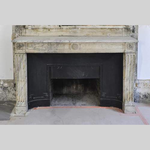 Камин эпохи Людовика XVI, изготовленный из каррарского мрамора, украшенный цветочными орнаментами.