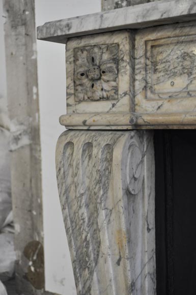 Камин эпохи Людовика XVI, изготовленный из каррарского мрамора, украшенный цветочными орнаментами.-4