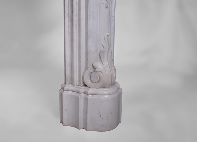 Красивый камин в стиле Людовика XV, украшенный пышными орнаментам, изготовленный из белого каррарского мрамора.-11