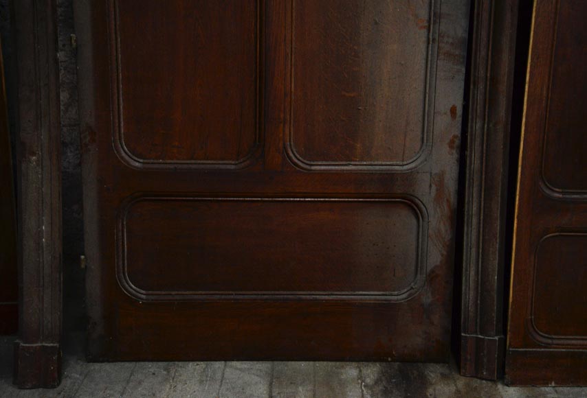 Большая старинная дубовая дверь, украшенная рамками, изготовленная около 1900 года.-3