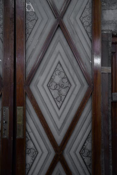 Большая старинная двустворчатая дверь в стиле Ар Деко из дерева и гравированного стекла, украшенная орнаментом из ромбов.-1