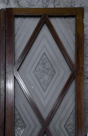 Большая старинная двустворчатая дверь в стиле Ар Деко из дерева и гравированного стекла, украшенная орнаментом из ромбов.-2